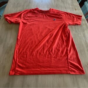 Men’s Rabbit running t-shirt red with blue logo. Medium
